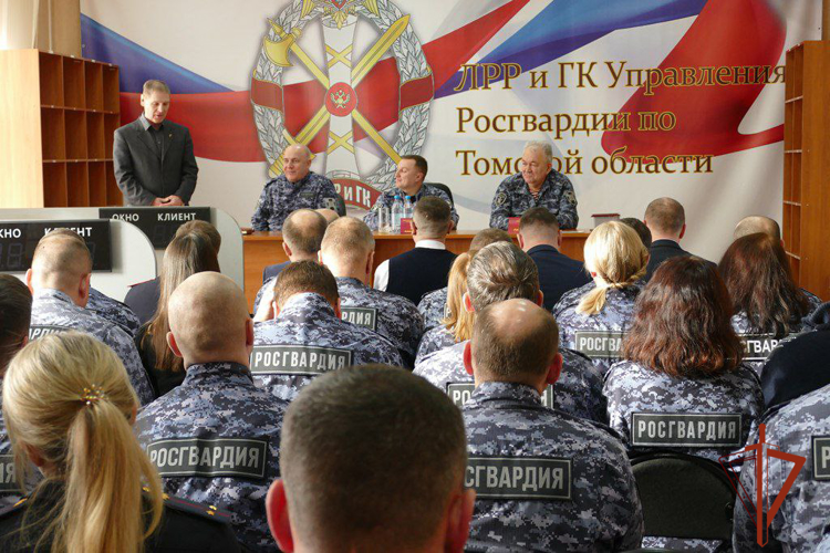 Личный состав подразделений лицензионно-разрешительной работы и государственного контроля Росгвардии чествовали в Томске