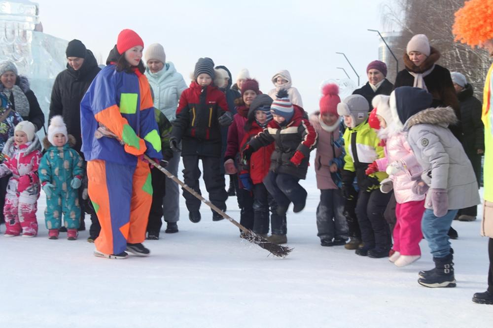 новогодние ледяные фигуры ижевск. новогодний ижевск фото. новогодний ижевск. елка на центральной площади ижевск.