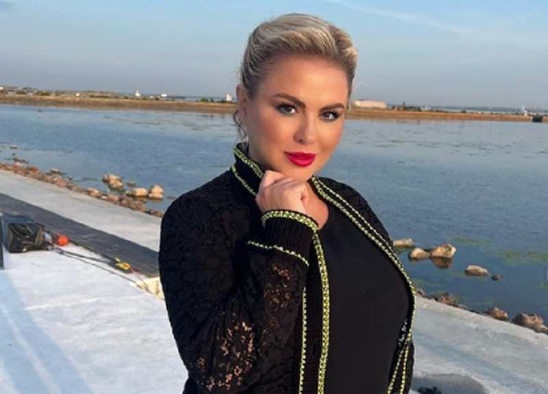 Певица Семенович появилась на публике с новым имиджем