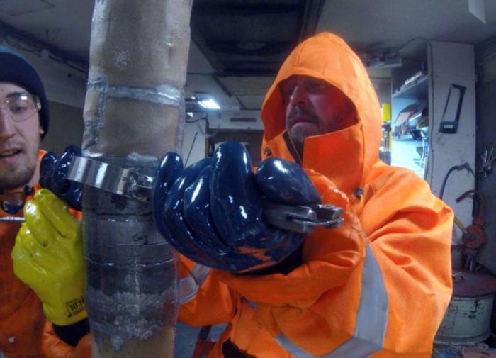 Учёные добурили скважину под антарктическим ледником до глубины 3610 метров