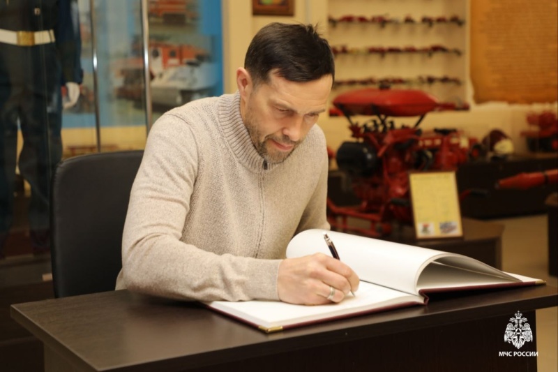 Хоккейная команда Уральского института ГПС МЧС России встретилась с олимпийским чемпионом