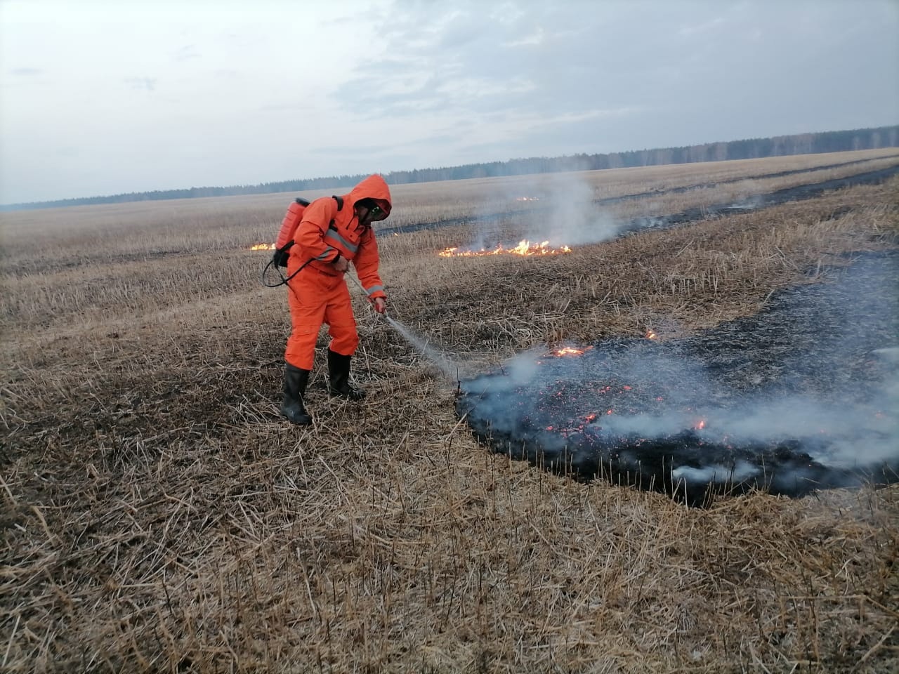 Пожарная безопасность красноярск. Пожарные. Костюм пожарной охраны КГКУ. Пожарный костюм добровольца шанс.