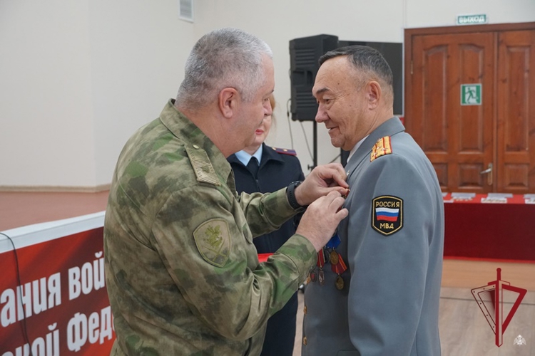 В Бурятии росгвардейцы поздравили ветеранов войск правопорядка