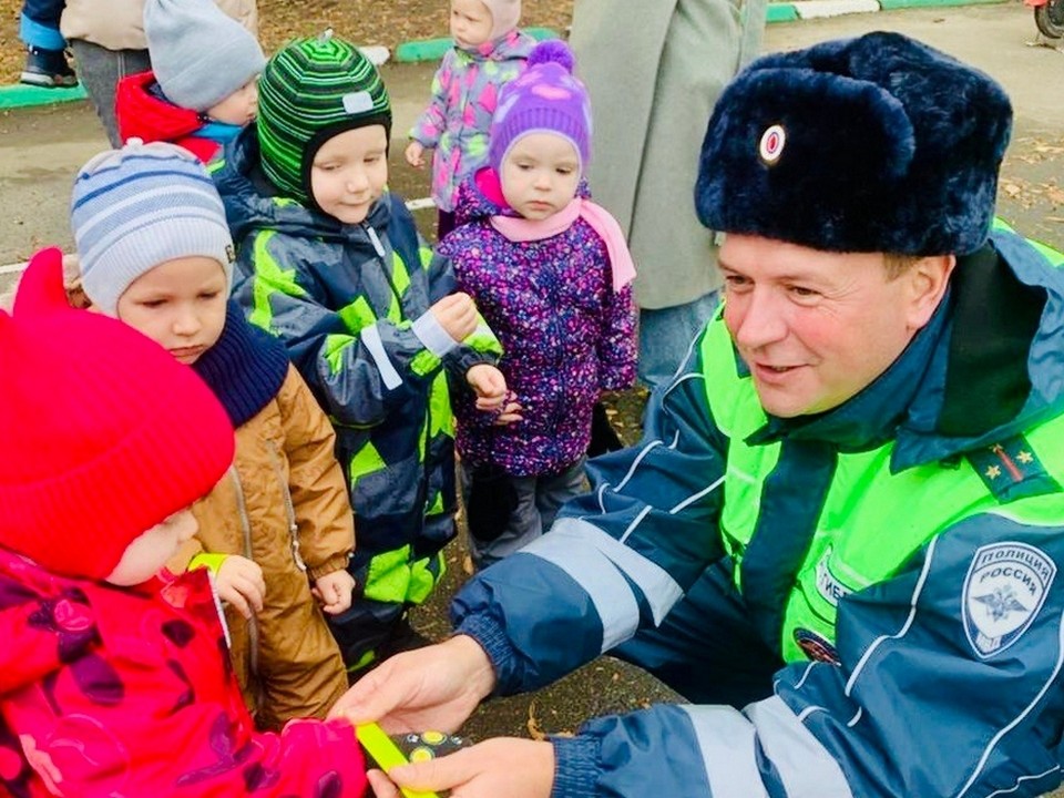 Госавтоинспекторы в Луховицах объяснили детям, как стать заметнее на дорогах