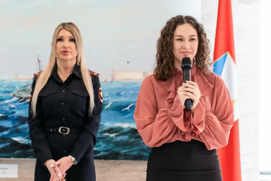 Севастопольским школьникам вручили первые паспорта 