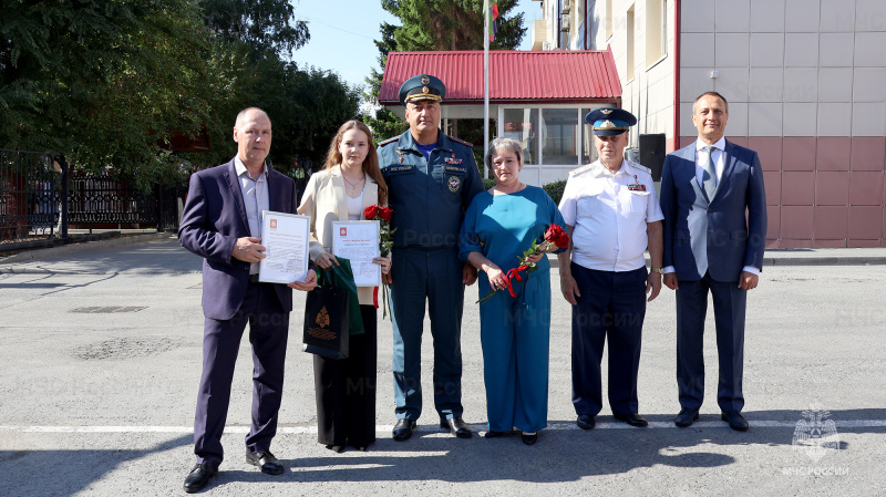 В Тюмени в День государственного флага отметили отличившихся сотрудников МЧС России и их детей