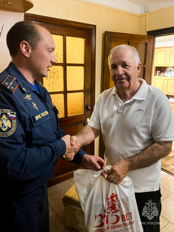 Сотрудники МЧС России по Севастополю поздравили ветеранов чрезвычайного ведомства в Днём пожарной охраны