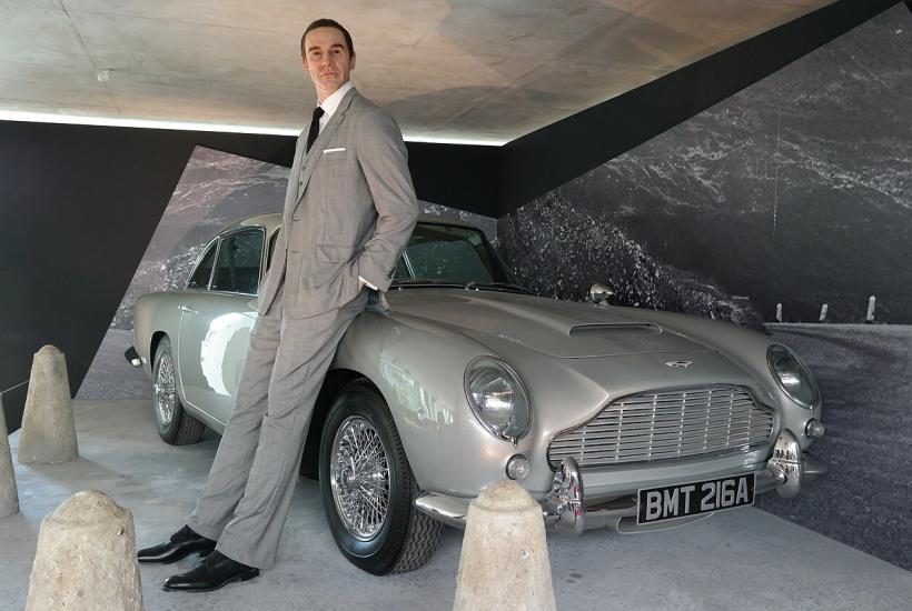 Джеймс Бонд, восковая фигура Шона Коннери у Aston Martin