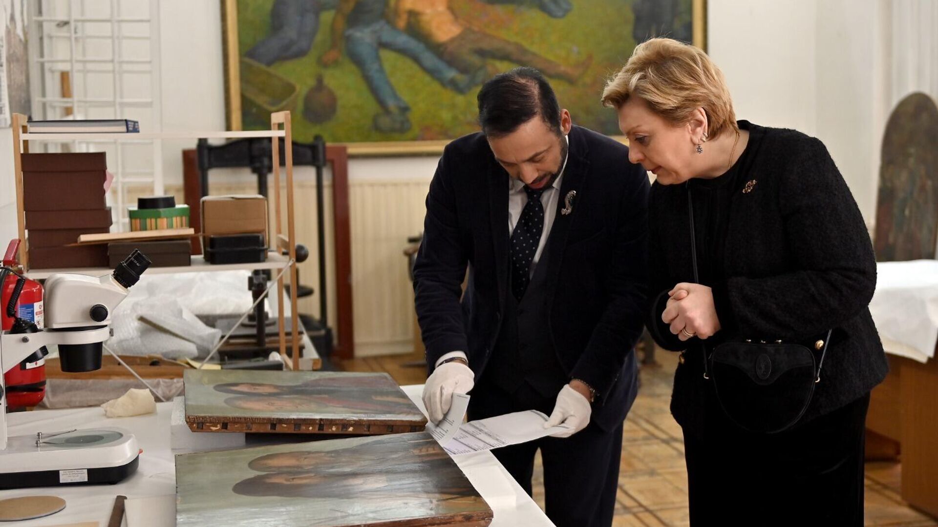 Директор Дворца искусств Георгий Каландия и министр культуры Грузии Тинатин Рухадзе - Sputnik Грузия, 1920, 27.09.2025