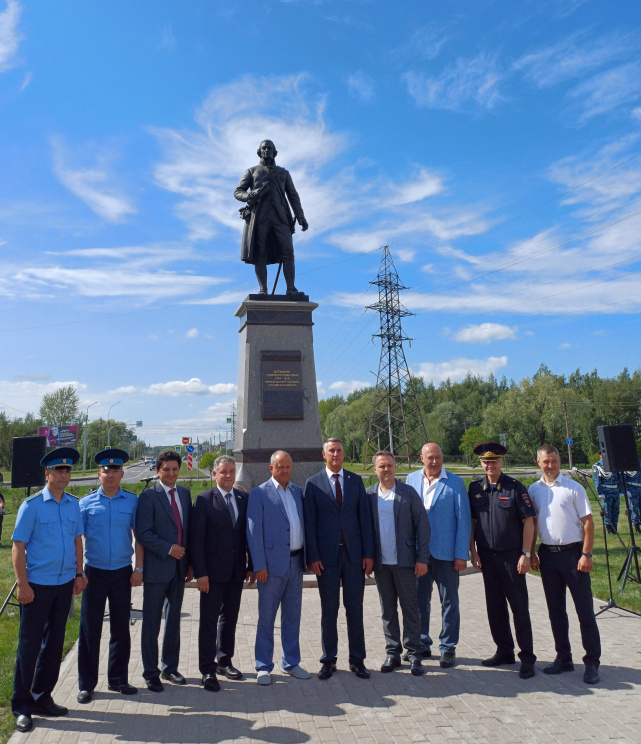 В Великом Новгороде состоялся торжественный митинг у памятника Г.Р. Державину