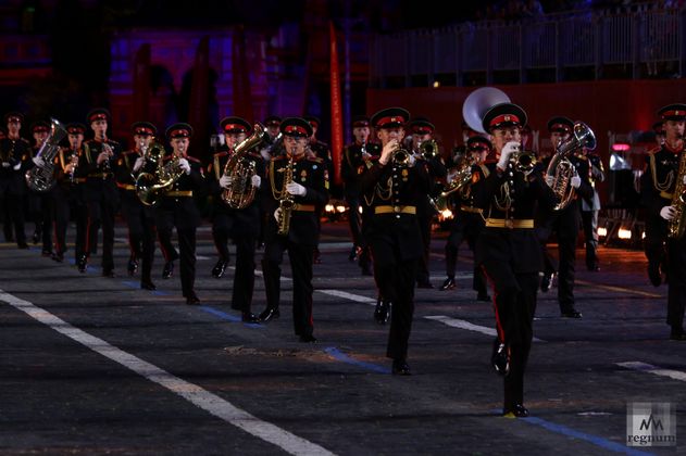 Выступление оркестра суворовцев Московского военно-музыкального училища и ансамбля барабанщиц Пансиона воспитанниц Министерства обороны России