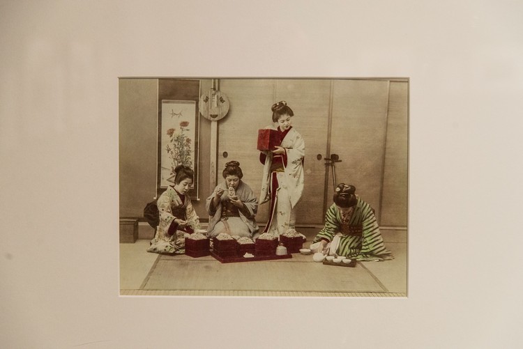 Сцены сэппуку и праздник сакуры: в омском музее им. Врубеля открылась выставка старинной японской фотографии (ФОТО)