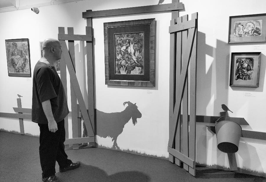 В KGallery всё лето работает выставка «Местечко на Фонтанке. От Шагала до современности» | ФОТО Дмитрия ПРОХОРОВА