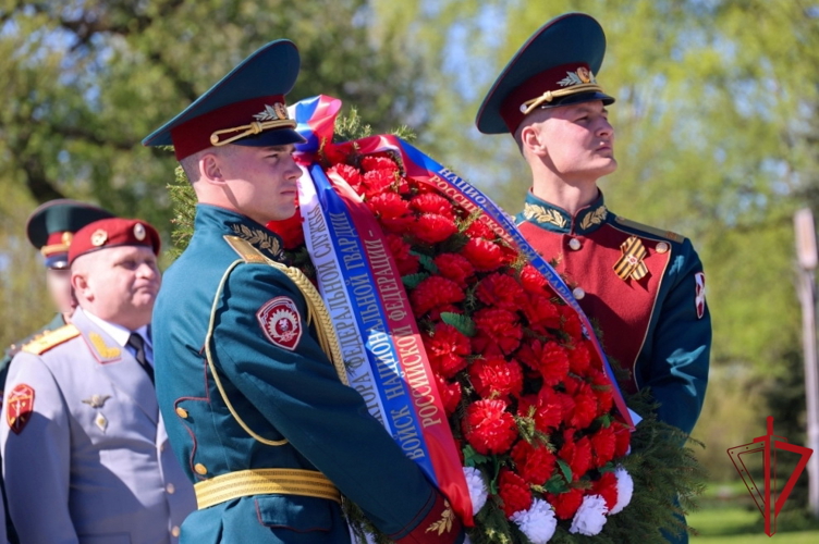 Представители ГУ Росгвардии в составе делегации Северо-Западного округа войск национальной гвардии РФ почтили память погибших в годы Великой Отечественной войны