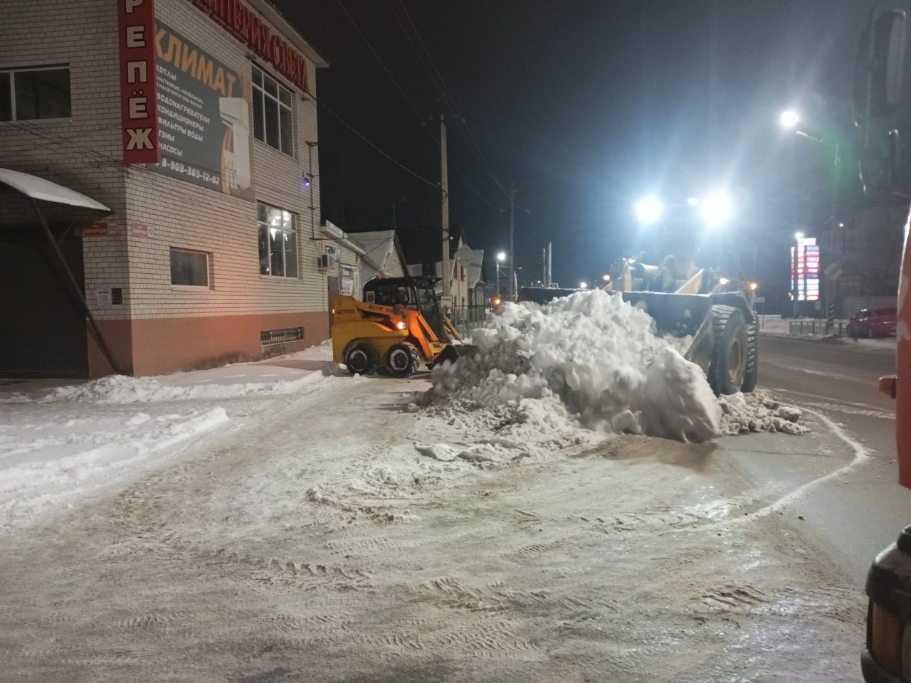 Сотрудники «Комбината благоустройства» убирают снег с улиц города Балаково