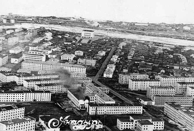 В середине 1970-х годов жилфонд начал прирастать первыми пятиэтажками проекта «Арктика», которые до сих пор доминируют в городской застройке.