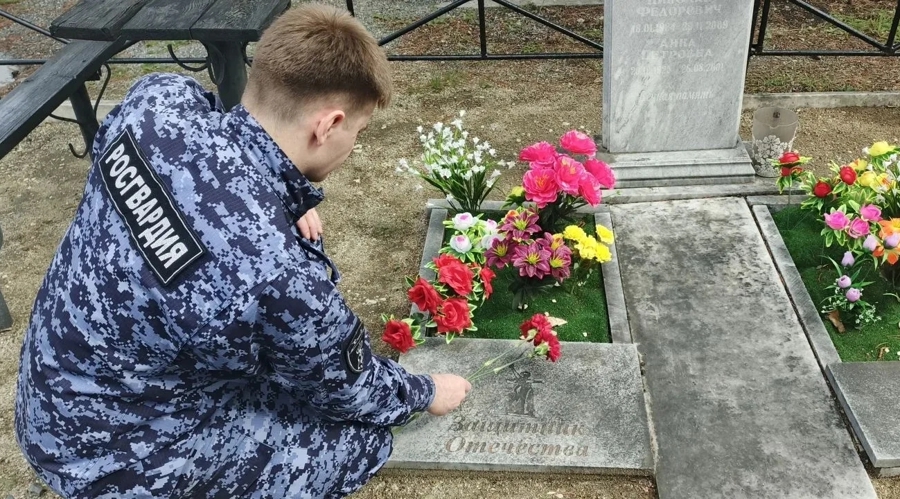 На Южном Урале росгвардейцы приводят в порядок мемориалы к 81-й годовщине Победы