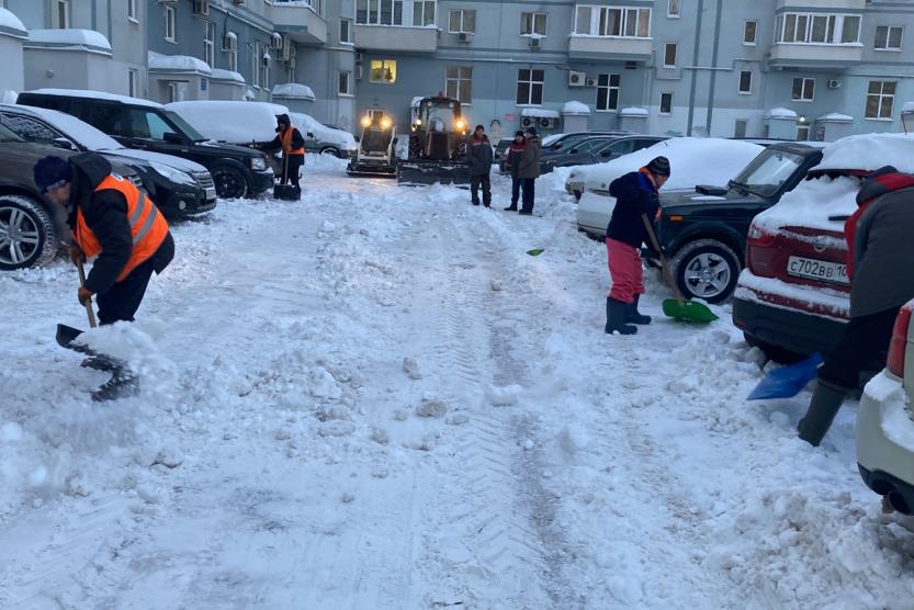 южно сахалинск завалило снегом. снегопады продолжаются. снежный двор. снегопад в московская облачность. уборка дорог от снега коммунар.