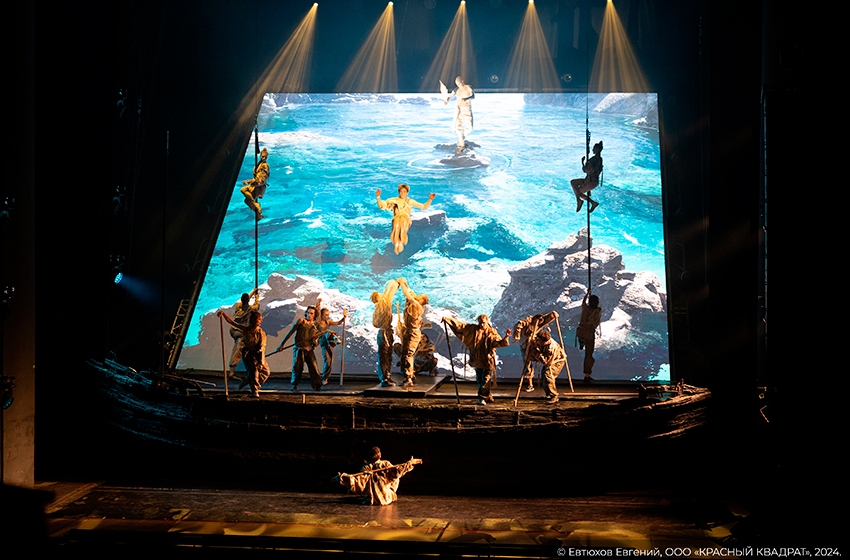 Мультимедийное шоу «Антигравитация». Его создатели — режиссер и солист Cirque du Soleil Андрей Кольцов и