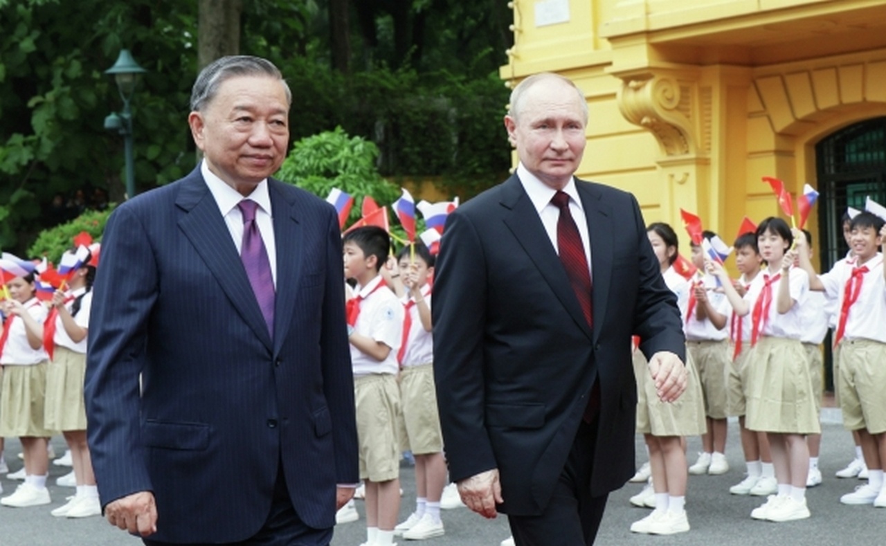 Президент РФ Владимир Путин и президент Социалистической Республики Вьетнам То Лам на церемонии официальной встречи на площади у Президентского дворца в Ханое.