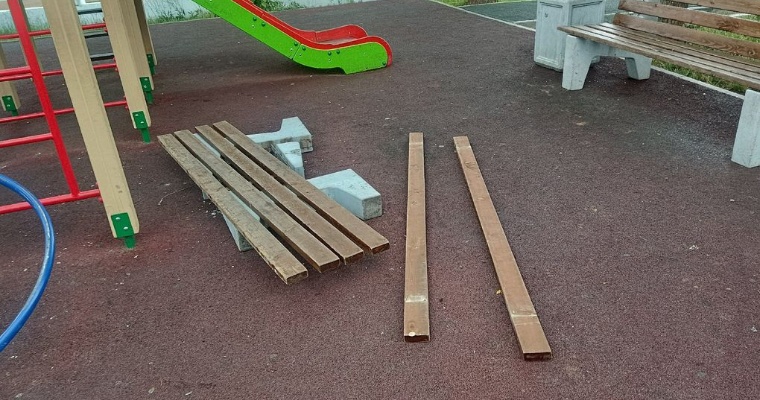 Вандалы испортили скамейку на детской площадке в Грахово