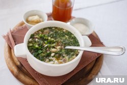 Депутат облдумы Зеленский предлагает гостям окрошку на квасе и уху 