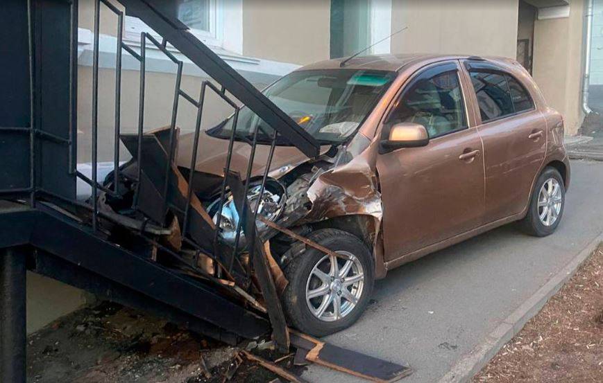 По лестнице на автомобиле: курьезное ДТП устроила автоледи во Владивостоке
