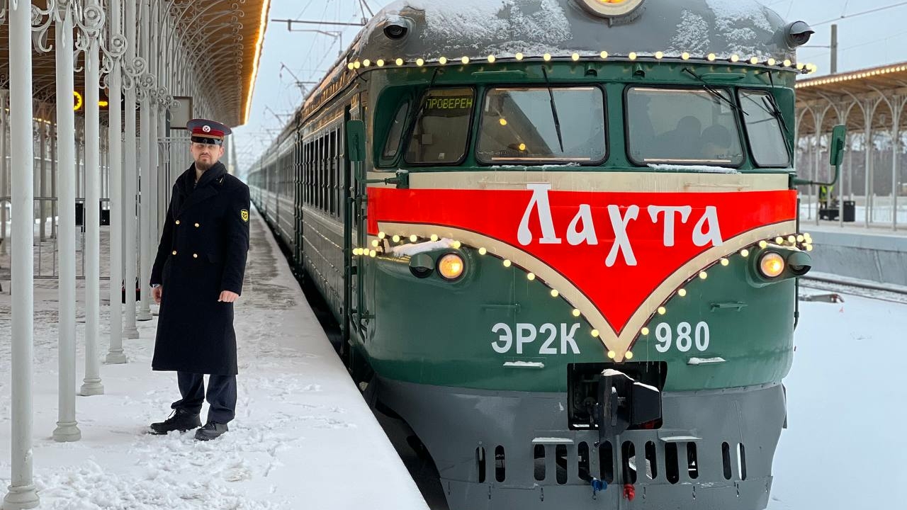 Новогодний поезд петербург. Туристический поезд. Новогодний экспресс поезд. Ретро поезд. Новогодний ретро поезд.