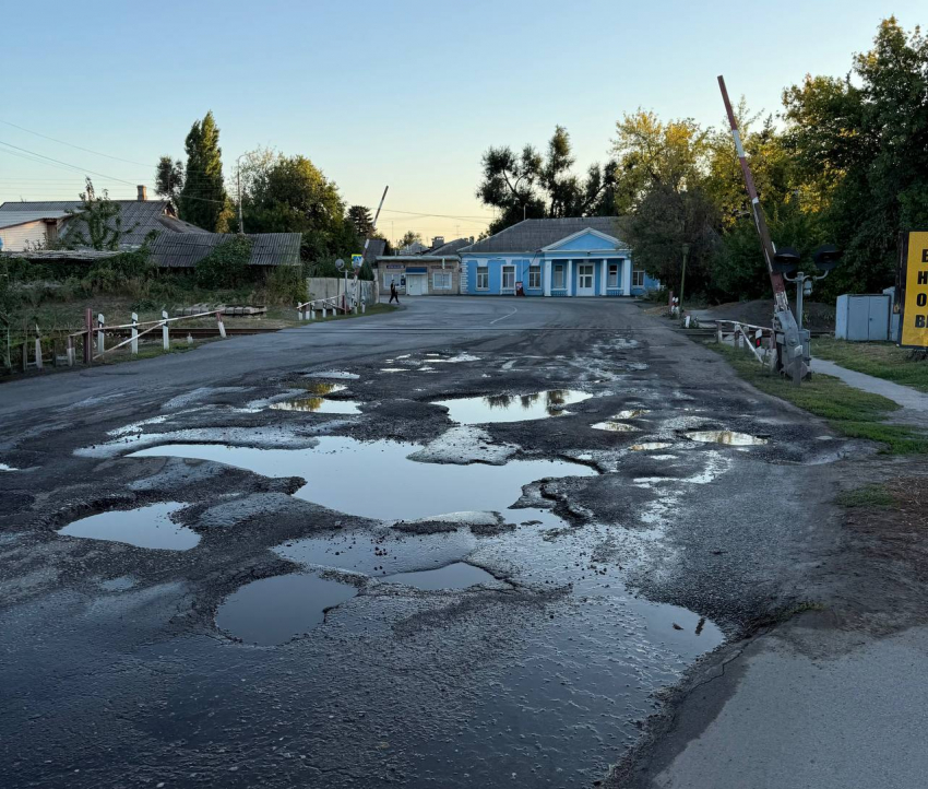Прорыв трубы на Петровке продолжает создавать опасность на дорогах Шахт