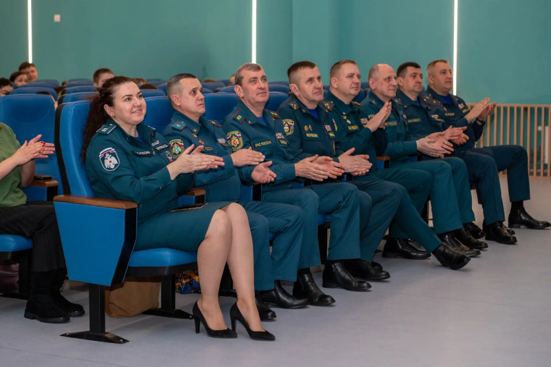 Юные спасатели Салехарда получили заслуженные награды из рук заместителя МЧС России
