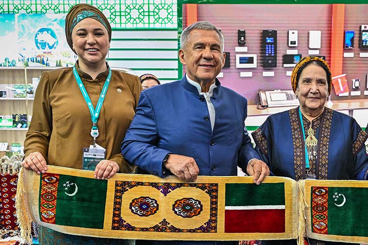 Для Минниханова подготовили именной подарок — ковер из чистого шелка