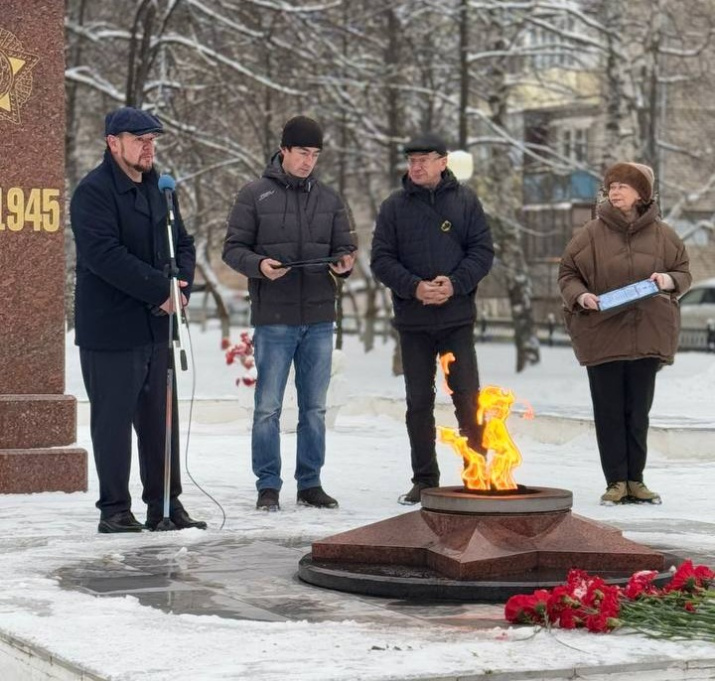 Дмитрий Шнур вручил благодарственные письма Александру Малунову и Алексею Разживину. Фото Костромское отделение РГО