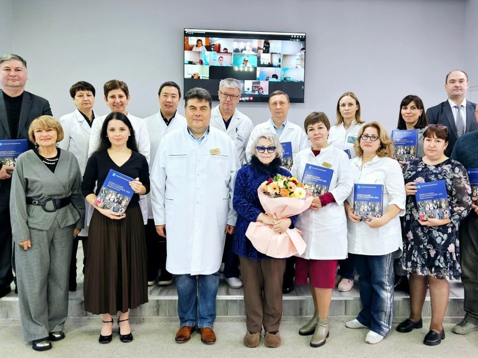 Главврач Раменской больницы презентовал Книгу достижений упомянутым в ней медикам