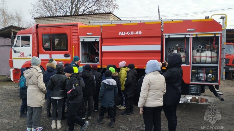 Школьники из Троицка побывали в гостях в 58 пожарно-спасательной части