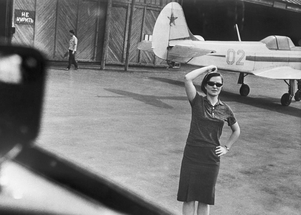 Режиссер Лариса Шепитько на аэродроме во время съемок фильма «Крылья», 1965 год