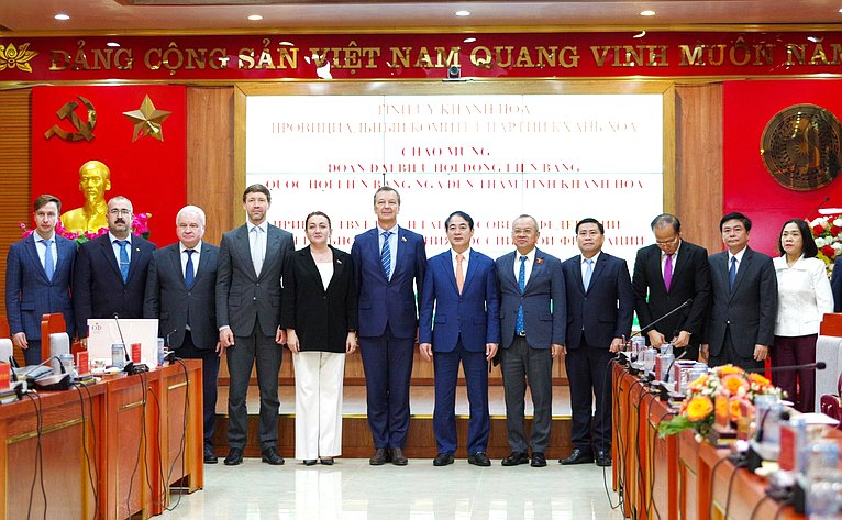 Делегация Совета Федерации во главе с первым заместителем Председателя СФ Андреем Яцкиным в рамках визита во Вьетнам встретились с руководством Народного комитета провинции Кханьхоа