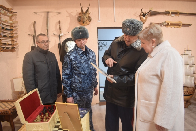 Исправительную колонию № 7 посетили Уполномоченный Омской области по правам человека Ирина Михайловна Касьянова и начальник отдела по гражданским социально-экономическим правам и правам ребенка Аппарата Уполномоченного Сергей Мелехин