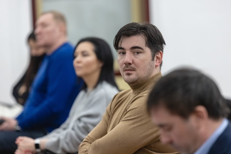 Собеседники единогласно прогнозируют крушение всего «середняка». Это кафе и рестораны среднего чека. Их исход предрешен, уверяет Нурислам Шарифулин, — они будут сокращаться