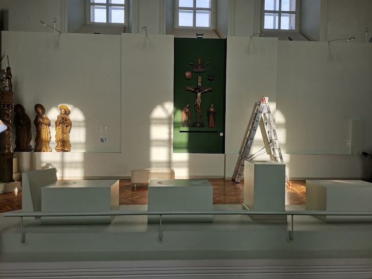 Скульптуры последний раз видят солнце из окон собора