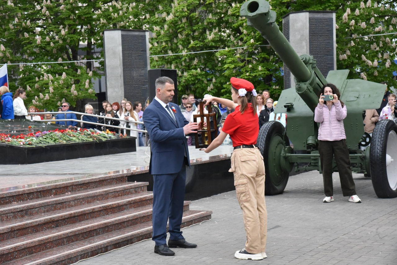 Сергей Барулин вместе с жителями возложил цветы к Обелиску памяти балаковцам, погибшим в годы Великой Отечественной войны
