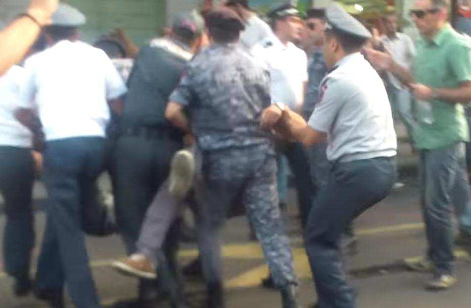 В Армении начались столкновения из-за репрессий Пашиняна против армянской Церкви (ВИДЕО) | Русская весна