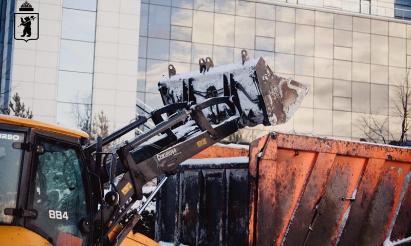 Водителей просят убрать автомобили с центральной улицы в Ярославле для уборки снега