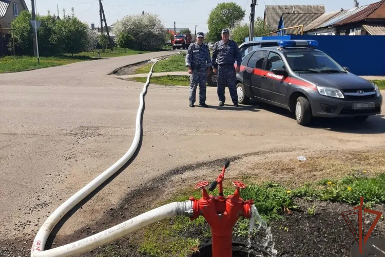 Сотрудники Росгвардии оказали содействие МЧС при тушении пожара в Воронежской области