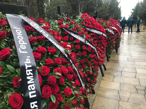 Похороны членов экипажа, погибших в авиакатастрофе в Актау. - Sputnik Азербайджан