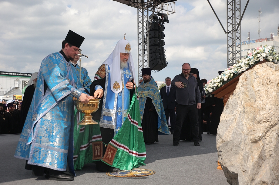 Патриарх Кирилл освятил закладной камень кафедрального собора в Челнах 