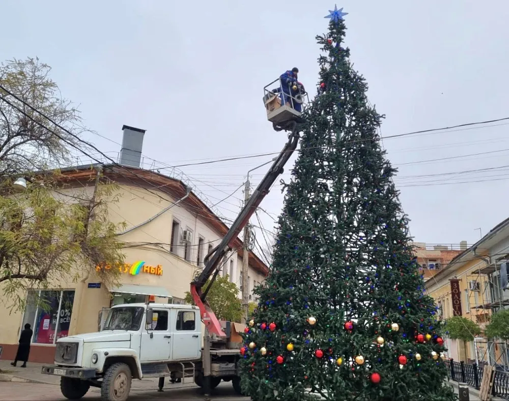 На улице Кирова в Астрахани впервые установили елку