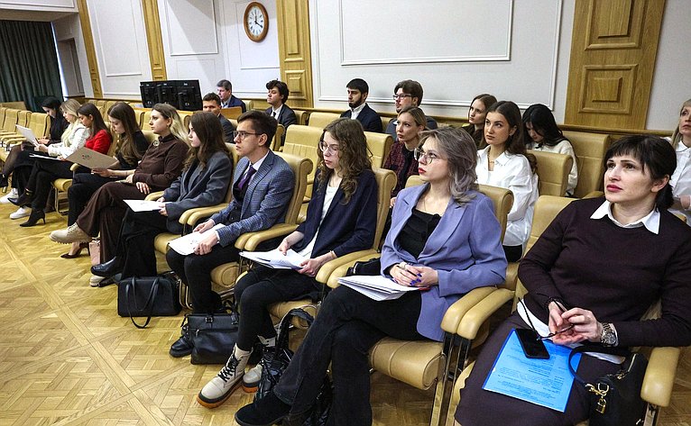 Круглый стол на тему «Особый порядок привлечения к административной ответственности судей и иных должностных лиц, выполняющих определенные государственные функции»