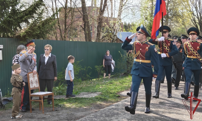 Росгвардейцы провели парады у домов ветеранов Великой Отечественной войны (видео)