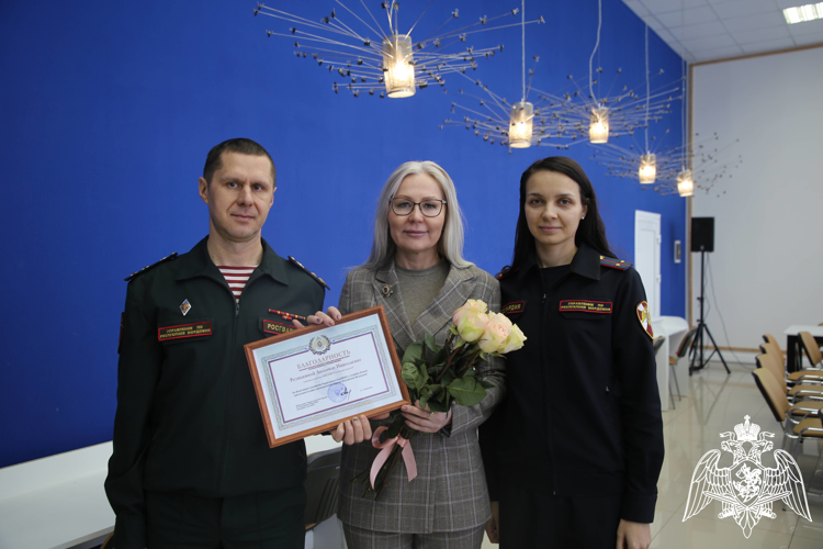 В Мордовии офицеры Росгвардии поздравили журналистов с Днём российской печати