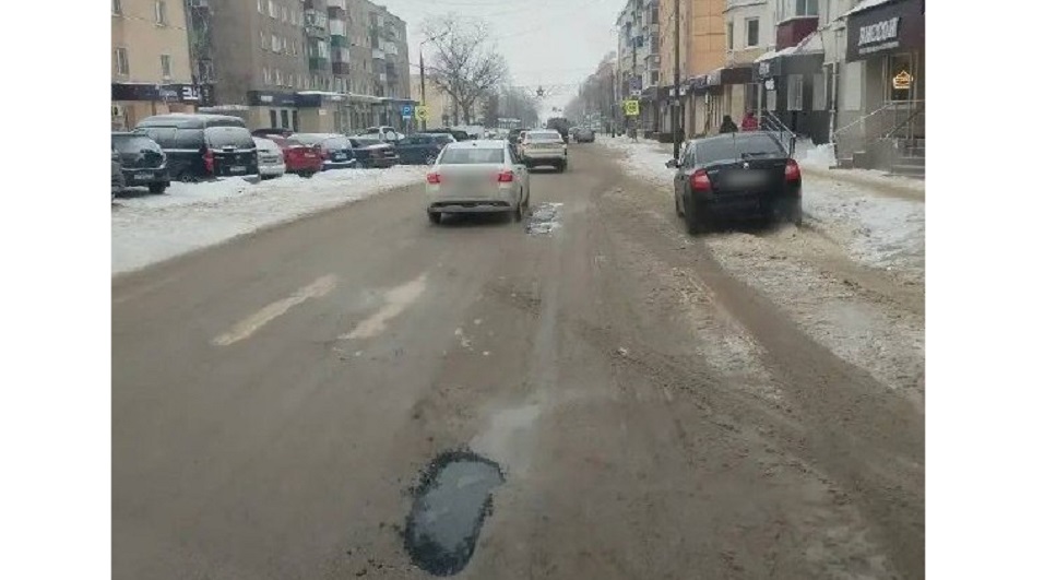 Аварийные ямы залатали липецкие коммунальщики на улице Первомайской